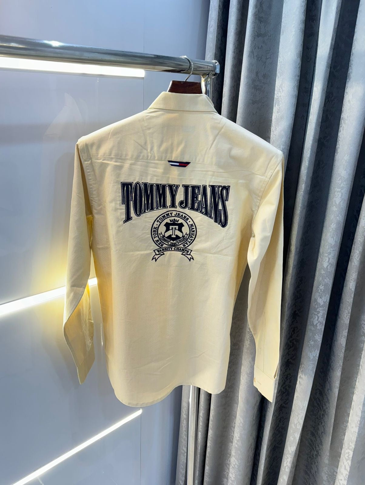 Tommy HF. Shirt