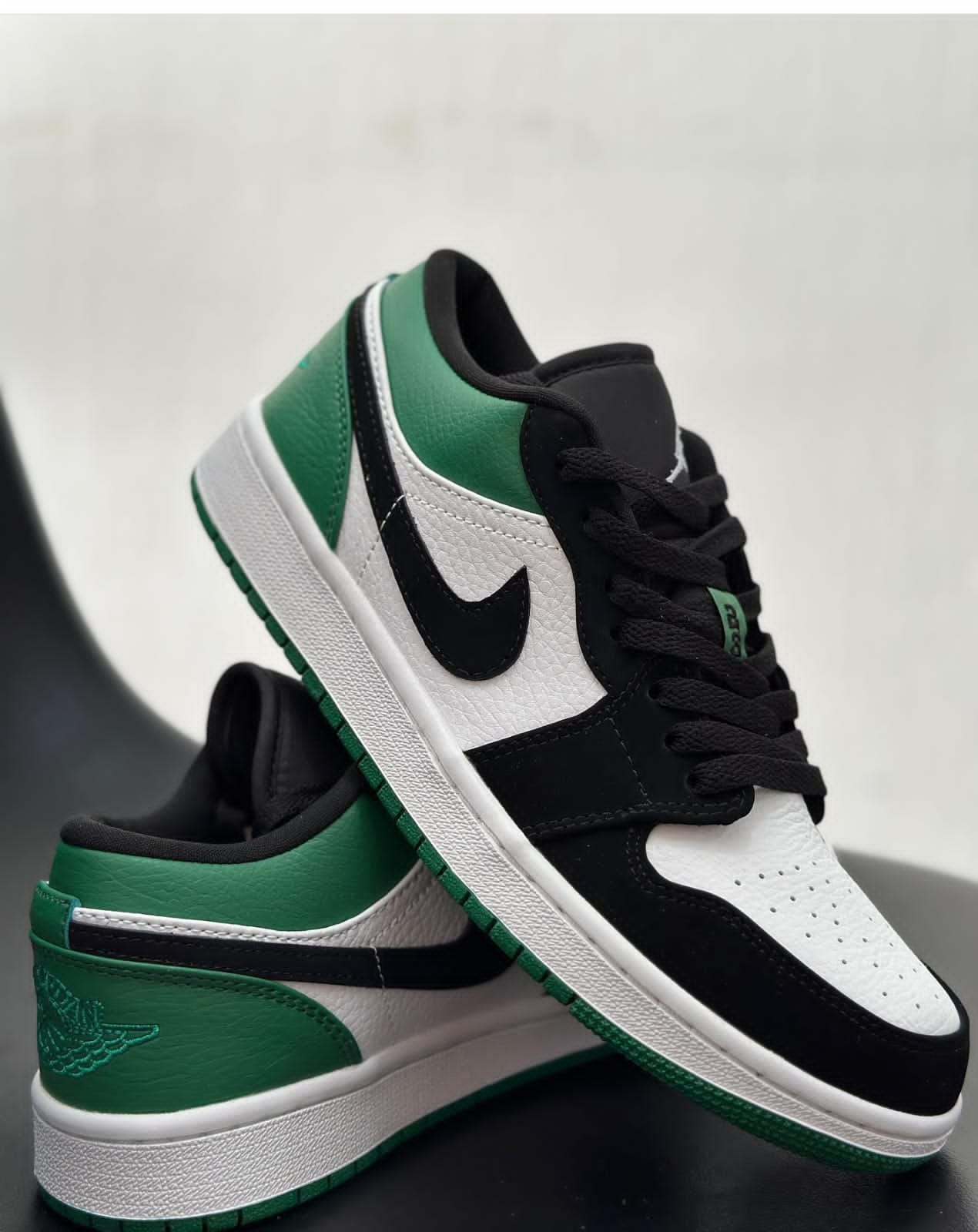 A.Jordan Retro 1 Low ‘Black Mystic Green’